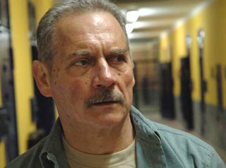 Giorgio Colangeli in una scena del film L'aria salata