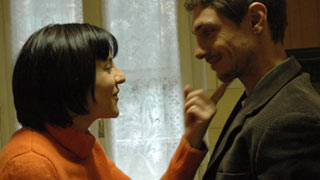 Giorgio Pasotti e Michela Cescon in una scena del film L'aria salata