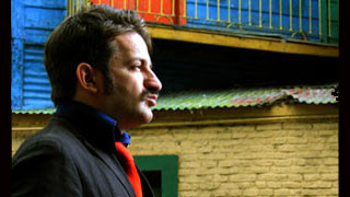 Beppe Voltarelli in una scena del film