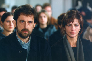Laura Morante accanto a Nanni Moretti in una scena del film la stanza del figlio