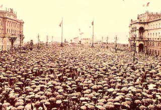 Piazza Unità a Trieste gremita di folla a inizio secolo