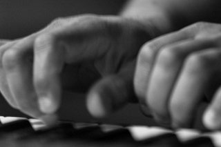 Accompagnamento musicale durante una lettura pubblica di Pretesto Forgiato Avana di Paolo Ghiotto Marin