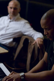 Paolo Ghiotto accompagnato al pianoforte durante una lettura di poesie