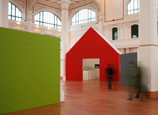 Lo spazio espositivo della mostra dedicata a Trieste a Ettore Sottsass