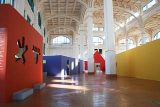 Lo spazio espositivo della mostra dedicata a Trieste a Ettore Sottsass