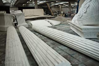 Scenografia della Norma di Pier Paolo Bisleri in costruzione