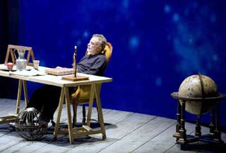 Una scena di Vita di Galileo progettata da Pier Paolo Bisleri