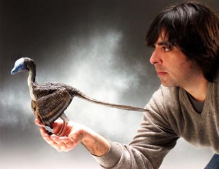 Davide di Donato assieme ad una sua scultura