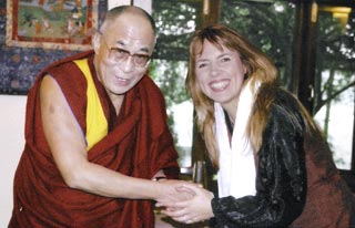 Isabel Losada assieme al Dalai Lama