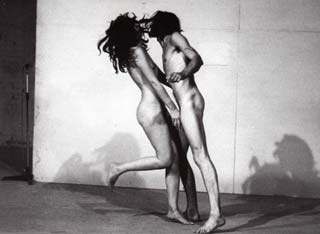 Marina Abramovich e Ulay, Relation in space 1976