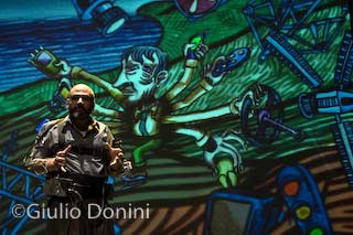 Marcel lì Antunez durante la rappresentazione del suo spettacolo Protomembrana