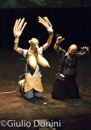 Marcel lì Antunez durante la rappresentazione del suo spettacolo Protomembrana