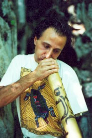 Verticchio che suona il didgeridoo