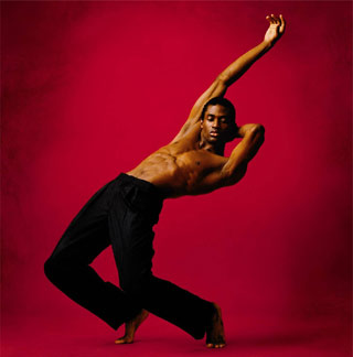 Foto di un ballerino dell'Alvin Ailay American Dance Theatre