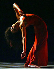 Ballerina dell'Alvin Ailay American Dance Theatre mentre esegue Unfold