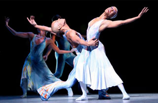 Una coppia di ballerini dell'Alvin Ailay American Dance Theatre mentre esegue Night Creature