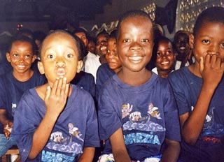 Alcuni bambini aiutati da Turina