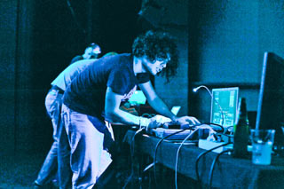 Performance dei port-royal a concludere la quarta edizione di Catodica, rassegna di videoarte organizzata da Fucine Mute e dal Gruppo 78 in collaborazione con Trieste Film Festival