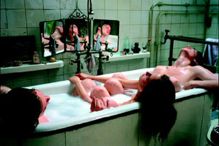 La scena della vasca da bagno con i protagonisti di The Dreamers di Bernardo Bertolucci