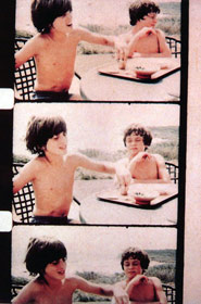 Jonas Mekas-John veut prouver à Anthony qu&rsquo;il peut garder plus de myrtilles dans sa bouche que lui.. Montauk, Aout 1972