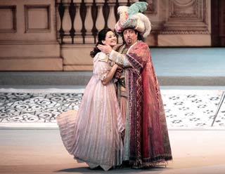 Immagini di scena de Il Turco in Italia, opera allestita nel 2009 al Carlo Felice di Genova