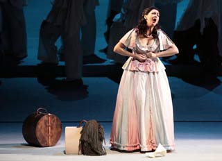Immagini di scena de Il Turco in Italia, opera allestita nel 2009 al Carlo Felice di Genova