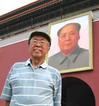 Ji Chaozhu con la foto di Mao alle spalle