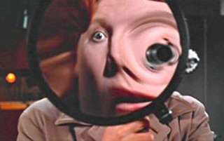 scena di peeping tom