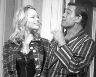 Anna Falchi con Fabio Testi in una scena dello spettacolo teatrale Se devi dire una bugia dilla grossa