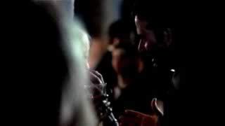 Dal trailer di "Roger Dodger" un esempio di come "i personaggi vengono coperti dall'intrusione di mani altrui, di oggetti"