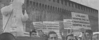 La manifestazione promossa da Adel Smith e i cartelli contro il cristianesimo