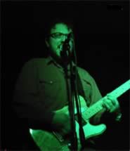 Stefano Locatelli, voce e chitarra dei Gea, live a Pesaro, 2002