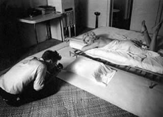 Una foto del backstage del servizio fotgrafico di Douglas Kirkland