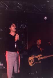 Afterhours live a San Donà di Piave (Ve), 7 ottobre 2002: Manuel Agnelli (voce e chitarra) e Andrea Viti (basso)