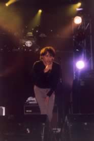 Manuel Agnelli, voce e chitarra degli Afterhours, live a San Donà di Piave (Ve), 7 ottobre 2002