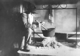 Ritratto di anziano davanti al fogolar