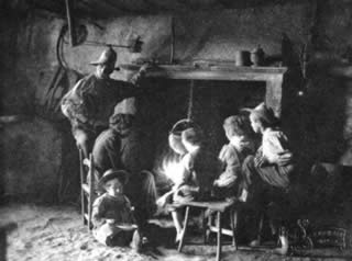 Isontino: gruppo di famiglia all'interno di una casa contadina &mdash; 1900 ca