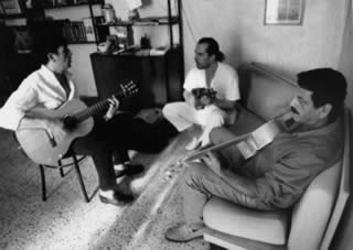 Giovanni Wurzburger, Lino Cannavacciuolo (violino), Sasà Pelosi (basso) durante la recording session a casa Wurzburger
