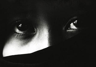 ragazza iraniana con addòsso lo chador