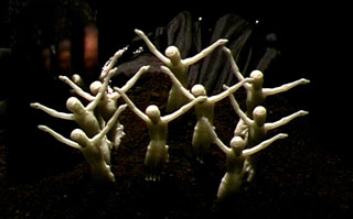 Cristi fluorescenti utilizzati nello spettacolo Nella città di K