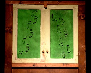 Impronte di bambini sulle ante di una finestra, immagine tratta dallo spettacolo Theresienstadt, la città che Hitler regalò agli ebrei