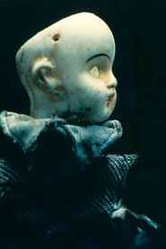 Bambola priva di capelli, ma soprattutto, senza occhi.