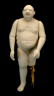 Marionetta che sorregge la protesi di un corpo umano priva di una gamba