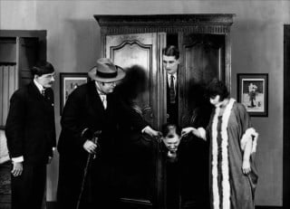 Scena tratta dal film L'affaire de la rue de Lourcine.