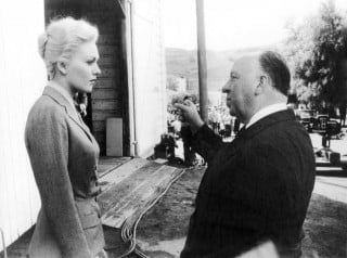 Kim Novak e Alfred Hitchcock sul set di La donna che visse due volte