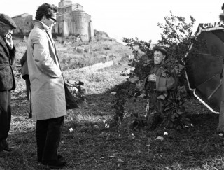 Pasolini sul set di “Uccellacci e uccellini”, foto di Divo Cavicchioli