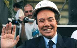 Sabina Guzzanti nei panni di Berlusconi