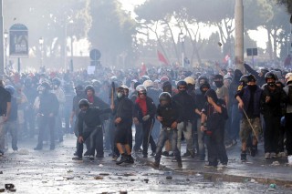 Black Bloc schierati a Piazza S. Giovanni