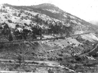 Una colonna di soldati lungo la strada che diverrà l'odierna statale