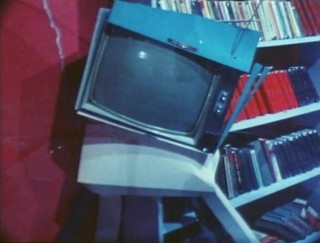 La scenografia si sconquassa. Un fotogramma da "Presents" (1980)